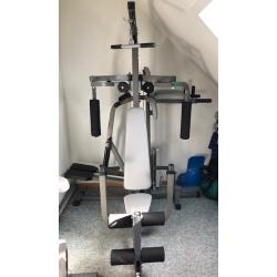 Fitness studio met ingebouwd stepapparaat & buikspiertoestel
