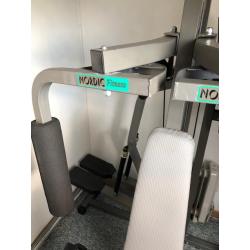 Fitness studio met ingebouwd stepapparaat & buikspiertoestel