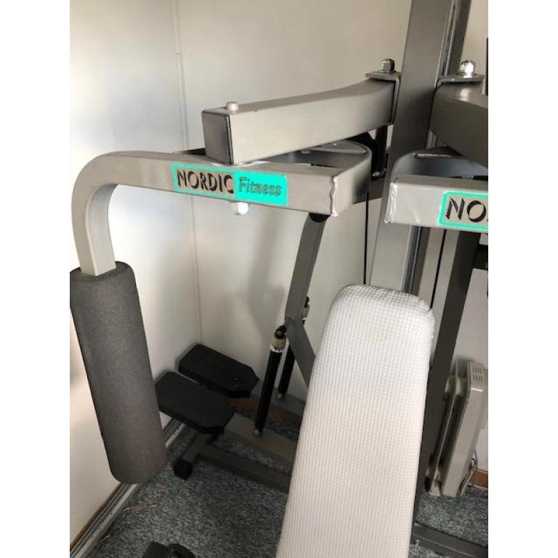 Fitness studio met ingebouwd stepapparaat & buikspiertoestel