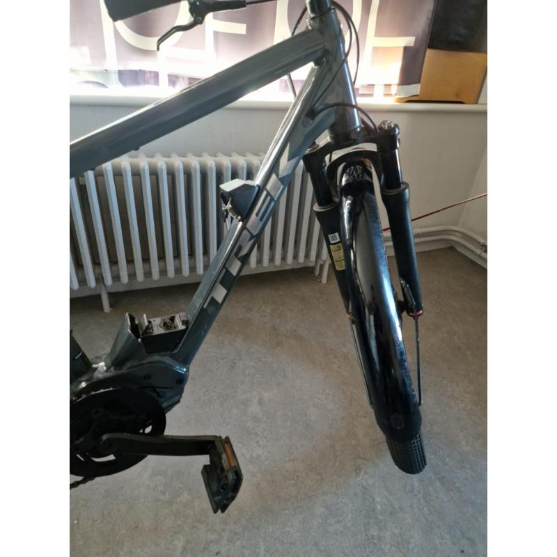 te koop electrische herenfiets merk trek allant  5 solid charcoal 500wh
