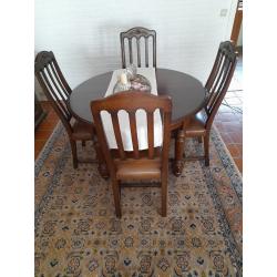Tafel en 4 stoelen met lederen kussens in Luikse stijl