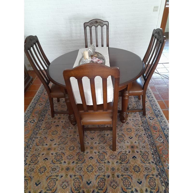 Tafel en 4 stoelen met lederen kussens in Luikse stijl
