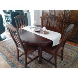 Tafel en 4 stoelen met lederen kussens in Luikse stijl