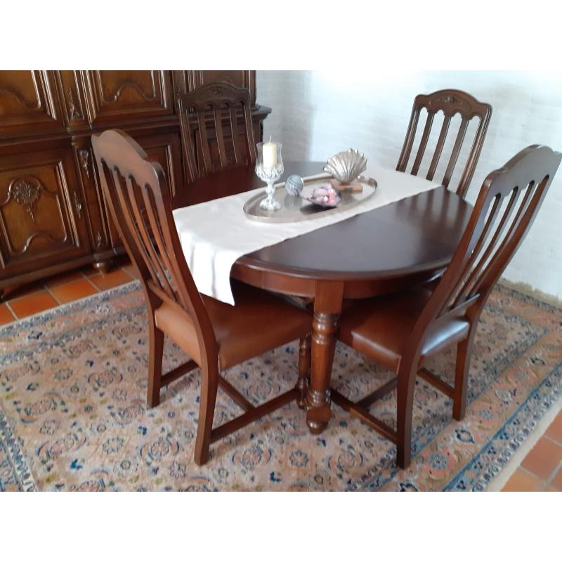 Tafel en 4 stoelen met lederen kussens in Luikse stijl
