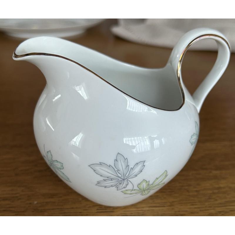 Vintage Koffieservies 12 personen met blaadjesmotief