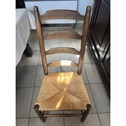 massief houten eettafel en stoelen