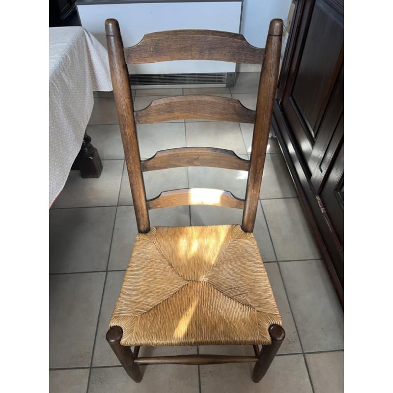 massief houten eettafel en stoelen