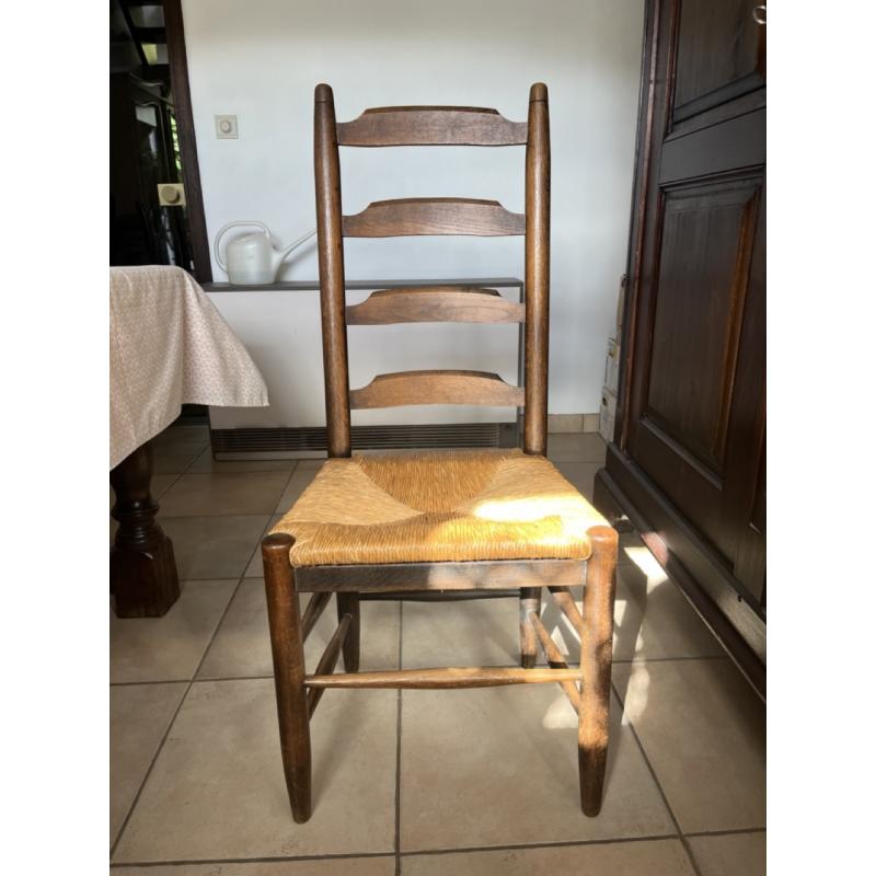 massief houten eettafel en stoelen
