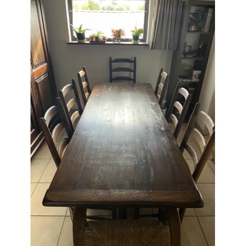 massief houten eettafel en stoelen