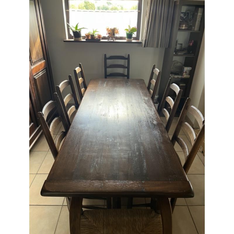 massief houten eettafel en stoelen
