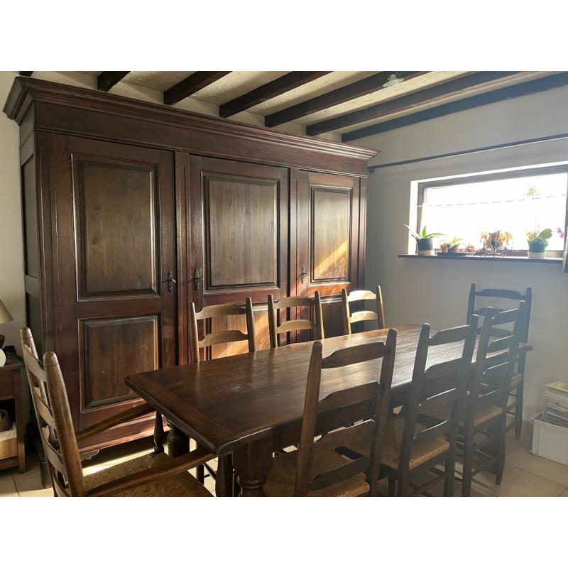 massief houten eettafel en stoelen