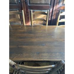 massief houten eettafel en stoelen