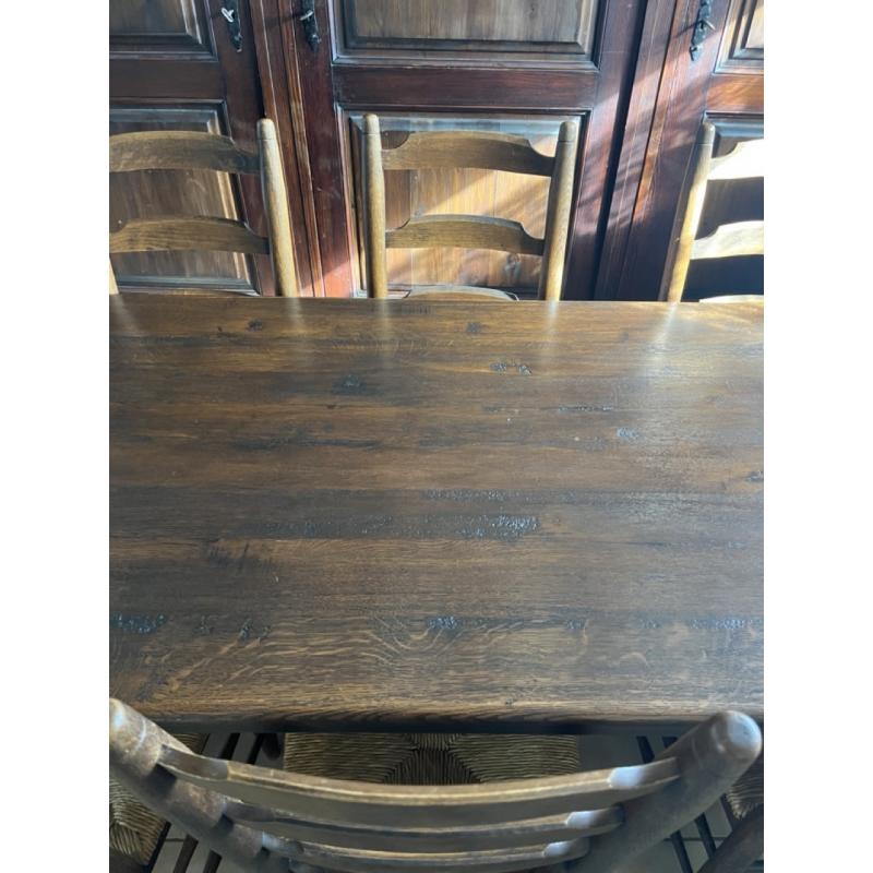 massief houten eettafel en stoelen