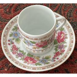 1 koffietas met onderbordje met bloemenmotief