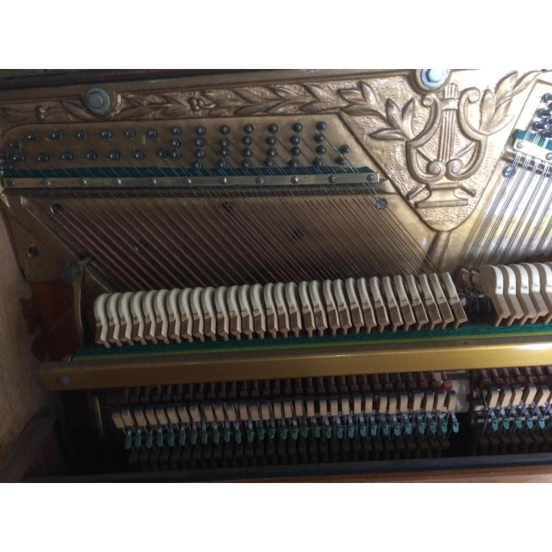 klassieke buffetpiano in zeer goede staat