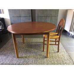 Tafel   6 stoelen in notelaar