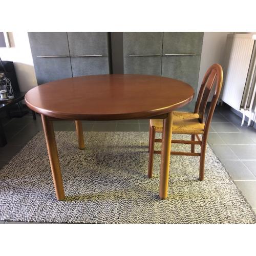 Tafel   6 stoelen in notelaar