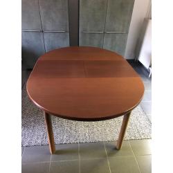 Tafel   6 stoelen in notelaar