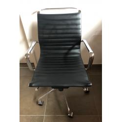 4 zwarte lederen bureaustoelen