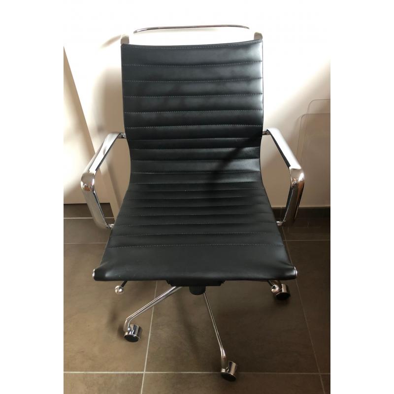 4 zwarte lederen bureaustoelen