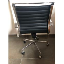 4 zwarte lederen bureaustoelen