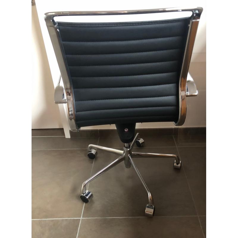 4 zwarte lederen bureaustoelen