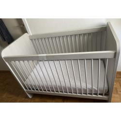Babybed – Doorgroeibed NOA 120 cm x 60 cm (omvormbaar tot kinderbed)   100,00 €
