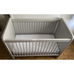 Babybed – Doorgroeibed NOA 120 cm x 60 cm (omvormbaar tot kinderbed)   100,00 €