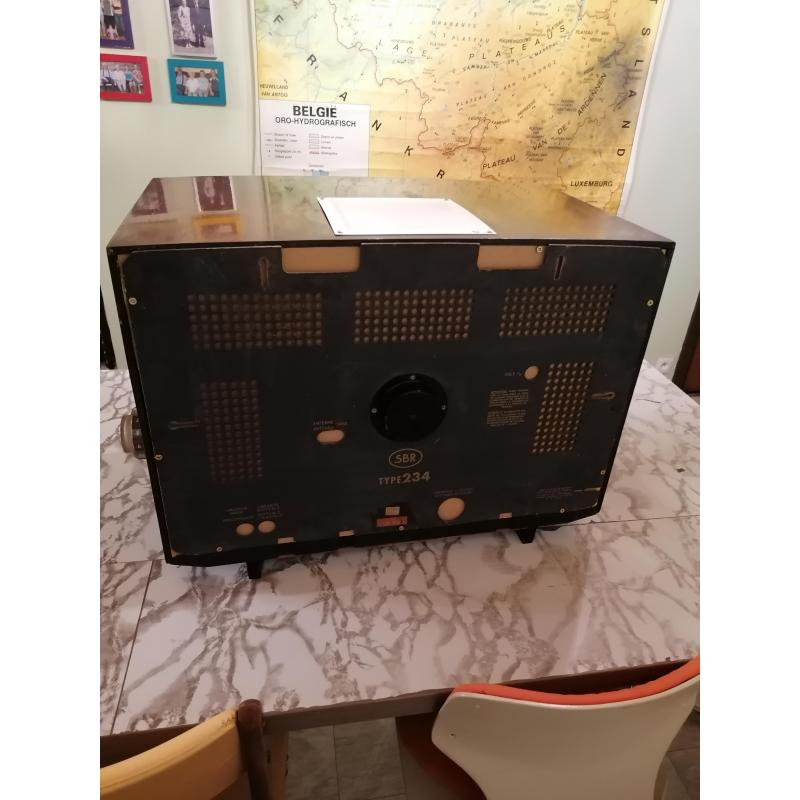 Vintage tv omgebouwd tot vitrinekast
