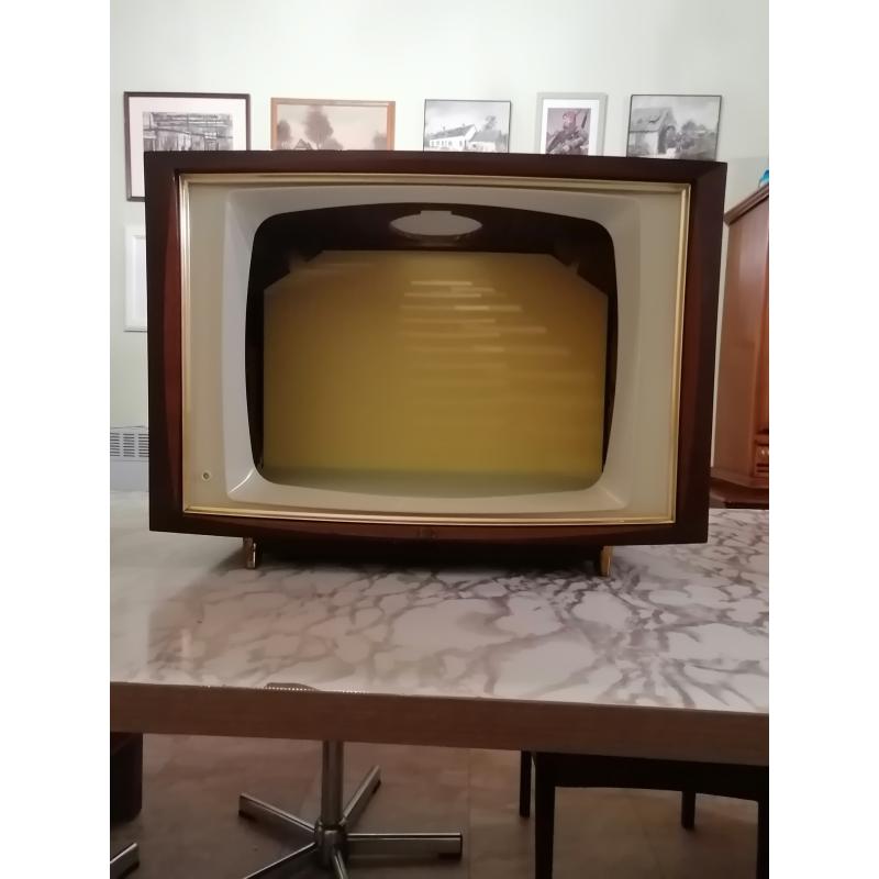 Vintage tv omgebouwd tot vitrinekast