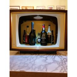 Vintage tv omgebouwd tot vitrinekast