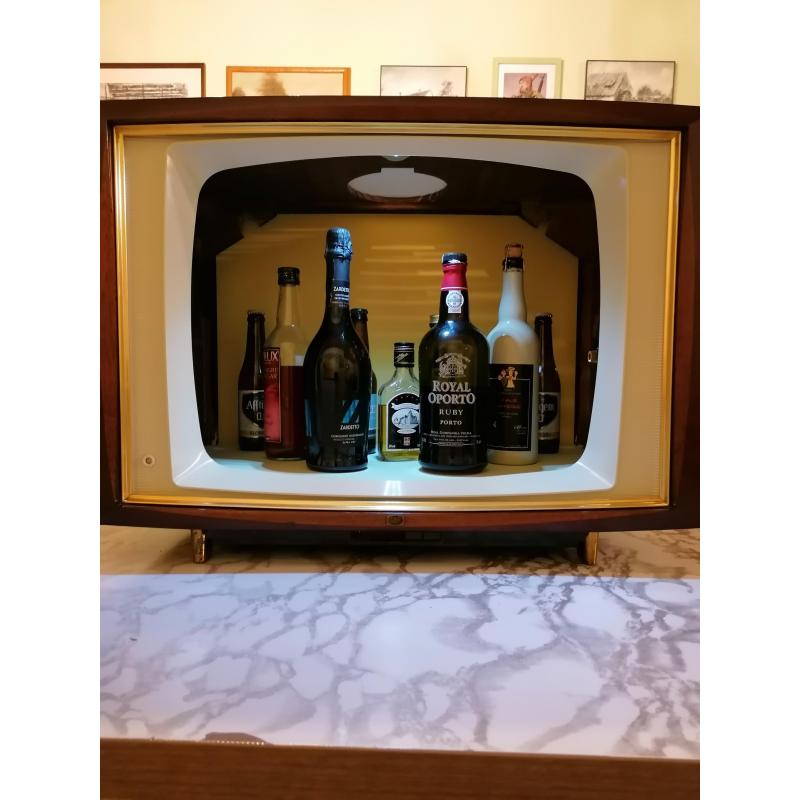 Vintage tv omgebouwd tot vitrinekast