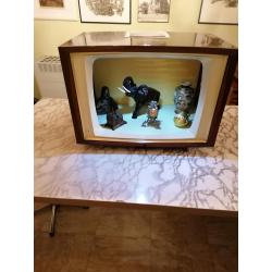 Vintage tv omgebouwd tot vitrinekast