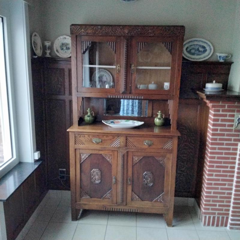 Twee identieke antieke glazenkasten