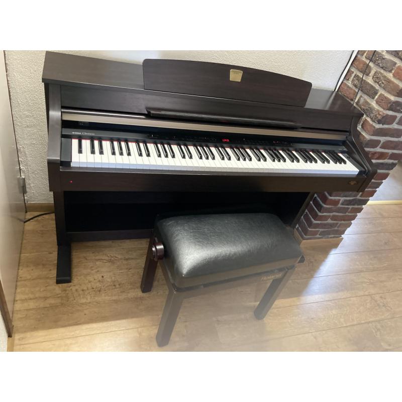 Yamaha CLP 330 (inclusief pianobank)