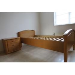 1-persoonsbed in Es   lattenbodem nachtkastje