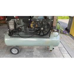 Compressor 12,5 Bar 'zeer stil professioneel'.