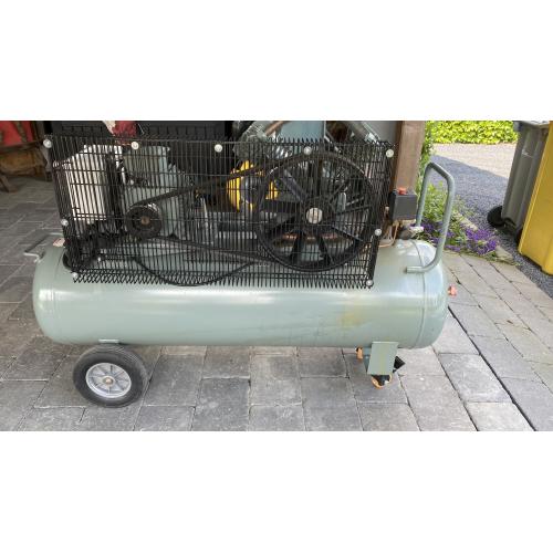 Compressor 12,5 Bar 'zeer stil professioneel'.