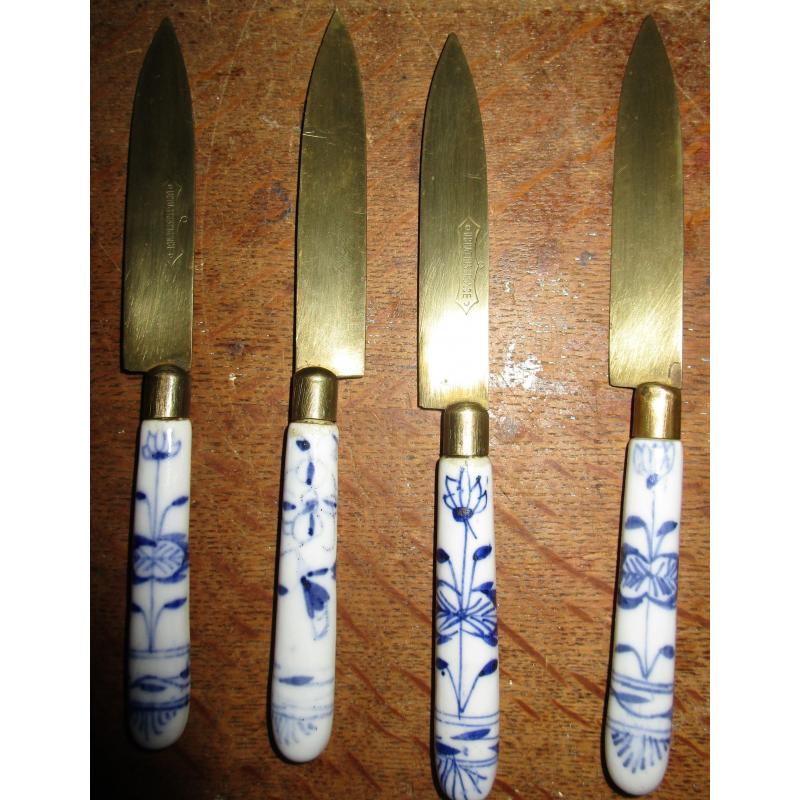 4 antieke botermessen in messing en porselein