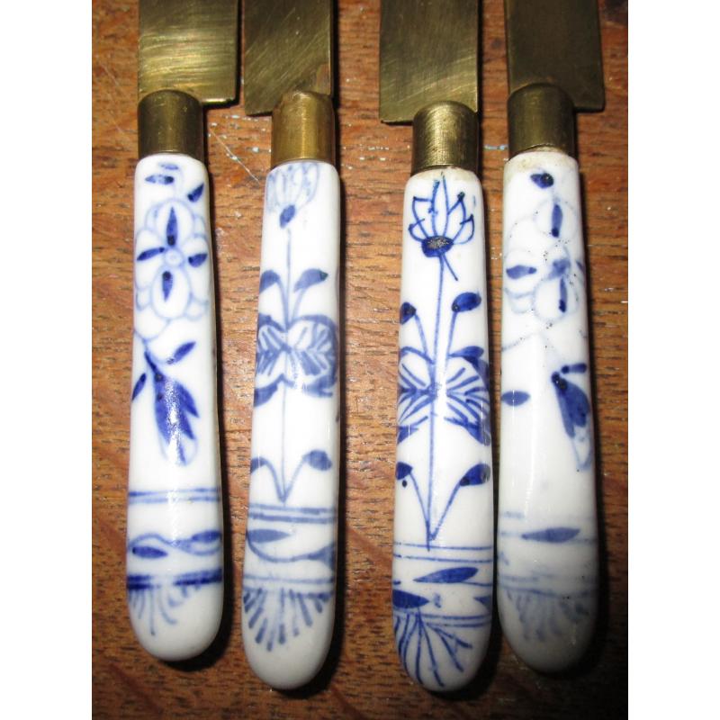 4 antieke botermessen in messing en porselein