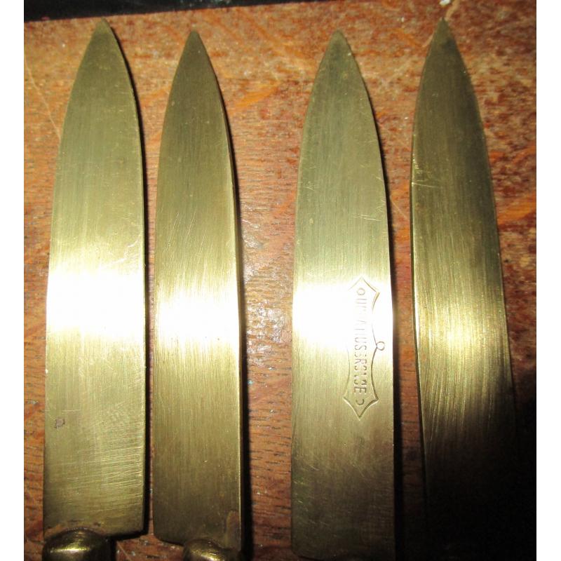 4 antieke botermessen in messing en porselein