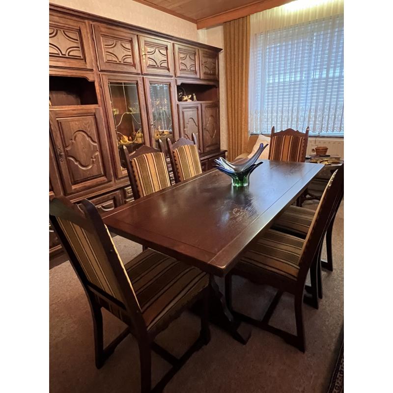 Massief eiken eetkamer: tafel met 6 stoelen en bijpassende kast
