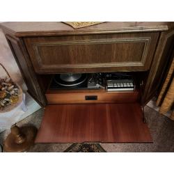 Radio en platenspeler in hoekkast