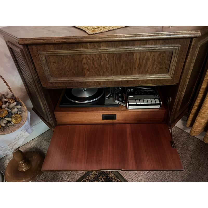 Radio en platenspeler in hoekkast