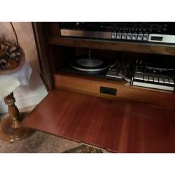 Radio en platenspeler in hoekkast