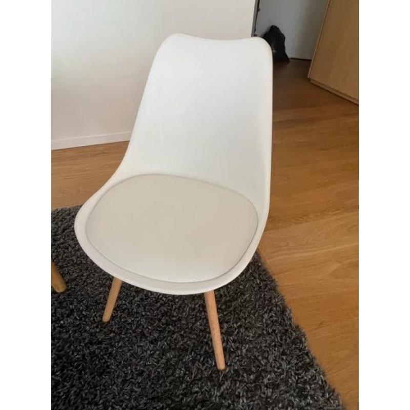 tafel uitschuifbaar en 8 stoelen
