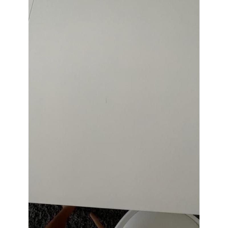 8 stoelen met uitschuifbare ovaal tafel