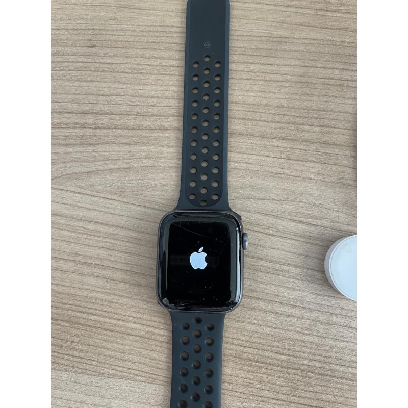 Apple Watch Nike 5 GPS 44 mm