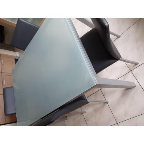Keukentafel met bijhorende stoelen