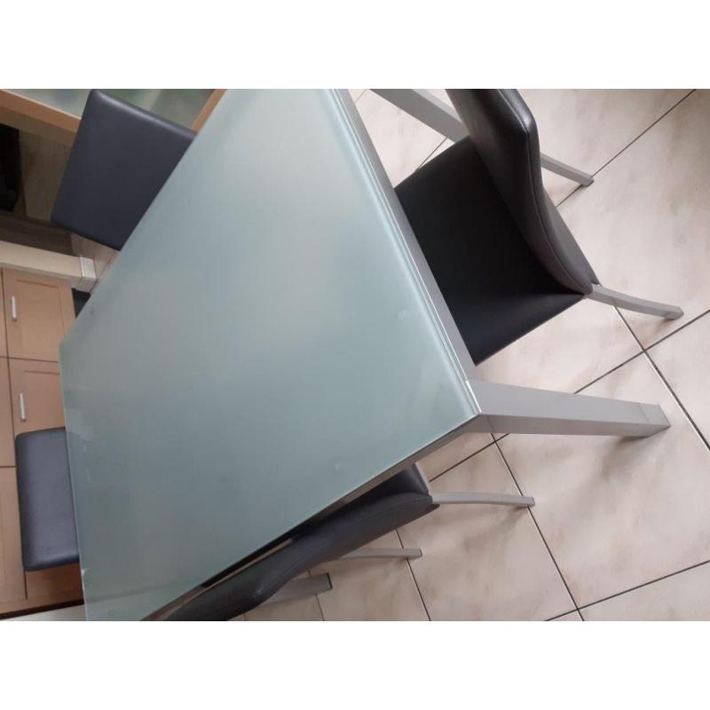 Keukentafel met bijhorende stoelen